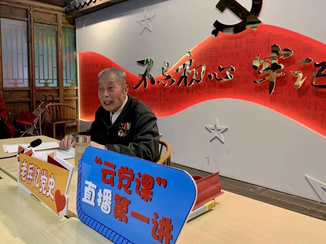 居民楼楼道起火冒烟,兄妹三人教科书式自救。网友:妹妹还不忘抱着小狗
